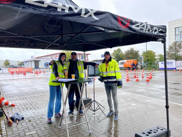 Trotz Regenwetter waren die Beteiligten gut drauf. | Foto: Melanie Dollmann-Guldenschuh