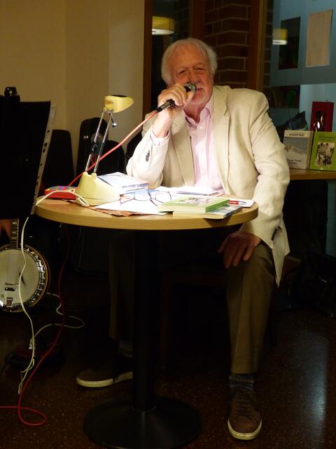 Mit wohlklingender sonorer Stimme rezitierte Erhard Jöst humorvoll aus eigenen Werken.
 | Foto: privat