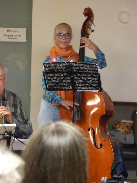 Am Kontrabass sorgte Katja Bönninghoff für das musikalische Fundament.
 | Foto: privat
