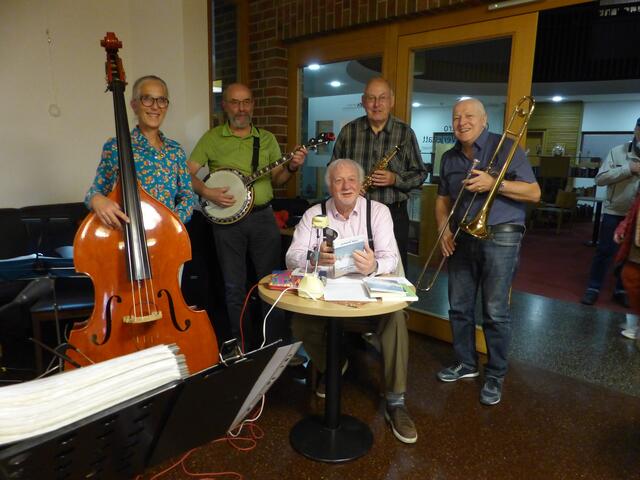 Eine gelungenes Zusammenkommen von Lyrik und Jazz mit Erhard Jöst und dem Teachers Holiday Swing Quartett (Katja Bönninghoff, Ernst Knorpp, Erhard Jöst, Werner Philipp, Fritz Resech v.l.n.r.)
 | Foto: privat