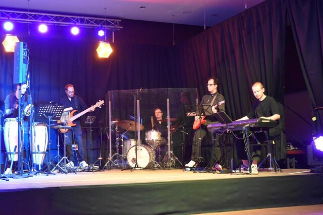 Die grandiose Band!
v.l.n.r.: Sebastian Schöpf, Michael Wolf, Bernd Ketterl, Dimitry Nikifurov und Jan Gehrig | Foto: private Aufnahme