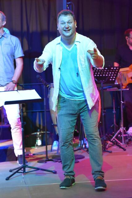 Dirigent Mario Gebert ist sichtlich zufrieden mit der Show | Foto: private Aufnahme