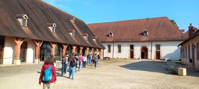 Foto: Pr - La cantine du Lycée Prieur de la Côte d'Or (links)