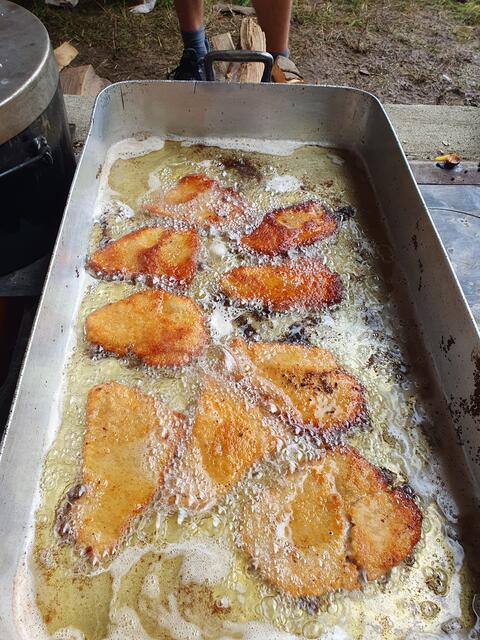 Ein Highlight vom Festessen: Die Schnitzel | Foto: Fototeam des Zeltlagers