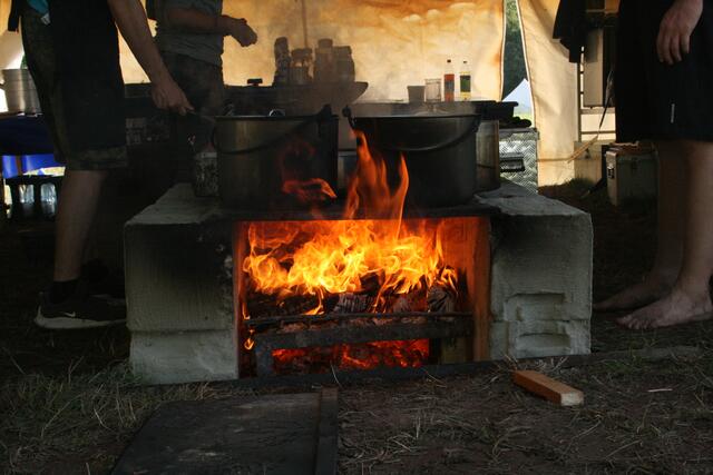 Kann ganz schön heiß werden beim Braten und Kochen | Foto: Fototeam des Zeltlagers