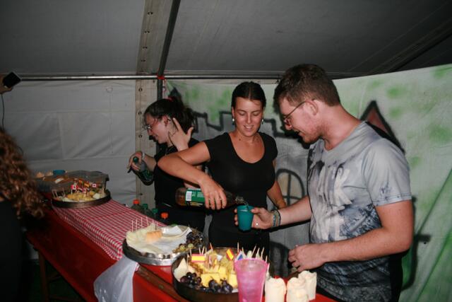 Nach dem Fest ist vor der Party mit Snacks und Getränken | Foto: Fototeam des Zeltlagers