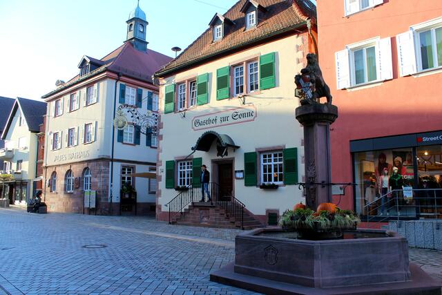 Altes Rathaus, Gasthof zur Sonne und Löwenbrunnen in Oberkirch | Foto: Klaus Bauer