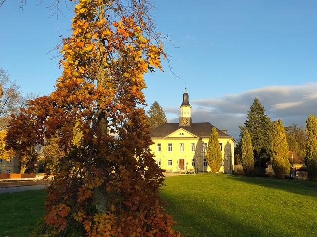 Das frühere Direktionsgebäude der alten Saline strahlt in der warmen Spätnachmittagssonne | Foto: Sigrid Schlottke