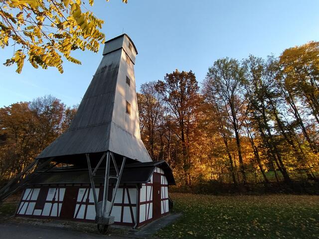 Der Bohrturm der alten Saline vor dem Herbstwald | Foto: Sigrid Schlottke