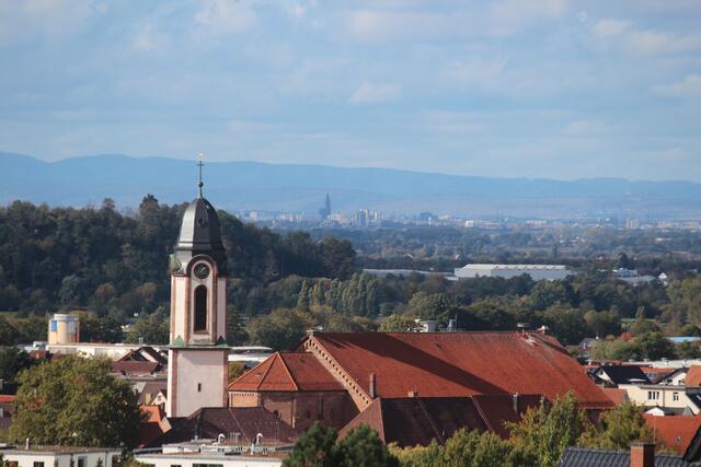Blick über Oberkirch zum Straßburger Münster und  ins Elsass zu den Vogesen | Foto: Klaus Bauer