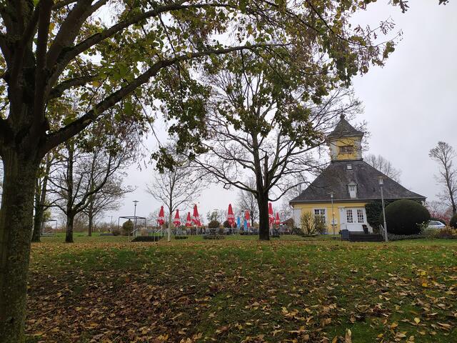 Die Sonnenschirme des Kurcafes sind zwar geschlossen, bringen aber Farbe ins trübe Wetter | Foto: Sigrid Schlottke