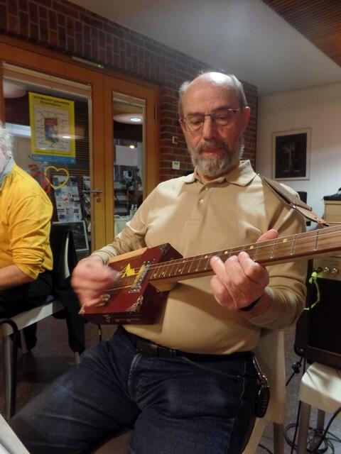 An der Cigar-Box, einem Spezialinstrument aus einer Zigarrenkiste, begleitete Ernst Knorpp in der Rhythmusgruppe. | Foto: privat