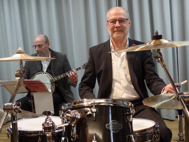 Walter Becker herrscht über Trommeln und Becken und gibt den Rhytmus vor. | Foto: privat