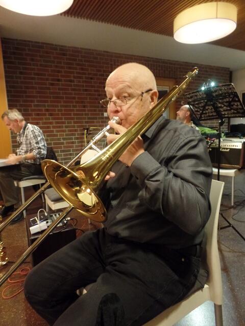 Fritz Resech von der Heilbronner Feetwarmers Jazzband blies die Posaune.  | Foto: privat