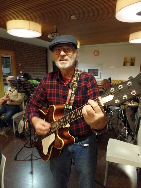 Als Blues-Barde erstaunte Franz wie immer das Publikum mit Gesang und Spiel.
 | Foto: privat