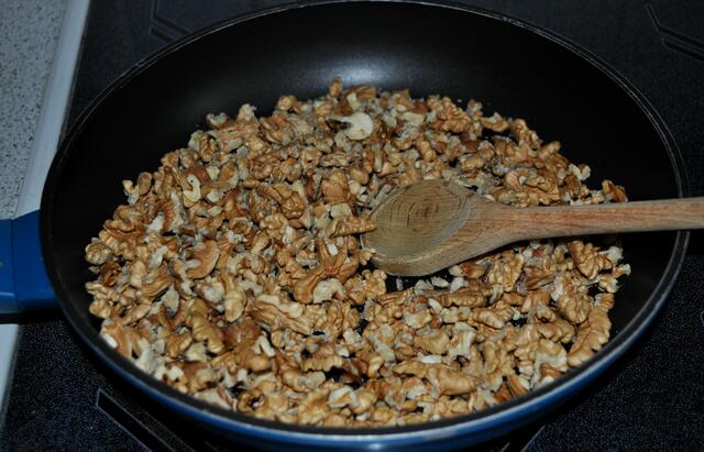 Nüsse bei mittlerer Hitze 2-5 Min. rösten. Kein Öl in die Pfanne geben! | Foto: Daniela Somers