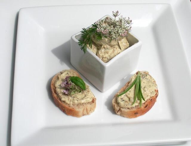 Sieht lecker aus: Pilzbutter auf Baguette.  | Foto: Bärbel Eich