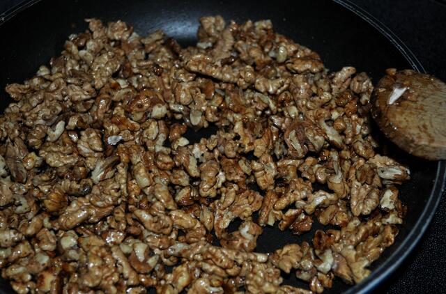 Dann kommt der Agavendicksaft, Salz und Zimt dazu. | Foto: Daniela Somers