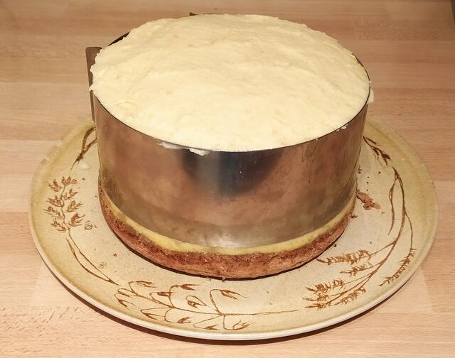 Den zweiten Boden ebenfalls mit Apfelsaft beträufeln und die Hälfte der Buttercreme aufstreichen.  Den Tortenring höher ziehen (siehe Bild, sofern man keinen ganz hohen Tortenring hat). Den dritten Boden darauf setzen und ebenfalls mit Buttercreme bestreichen.  Dann für mindestens 3 Stunden ab in den Kühlschrank  | Foto: sigischlottke