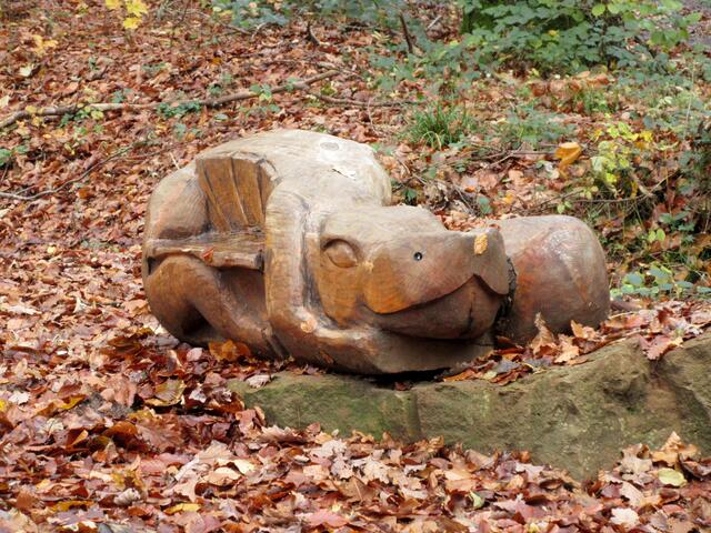 Nun mal eine Kunstbank für die kleinen Wanderer: ruhender Drache, der sieht sehr symphatisch aus, wie er so grinst. Zedernholz. | Foto: WandernGabyErich