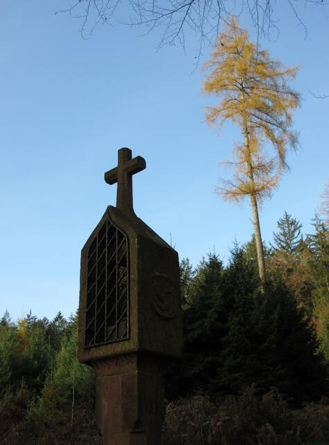 Das "Rote Bild" an der Grenze des ehemaligen Klosters trägt beide Wappen und es ranken sich zwei Sagen darum | Foto: WandernGabyErich