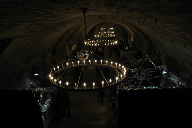 Die großen Kerzenleuchter tauchen den Gewölbekeller in ein romantisches Licht. | Foto: Daniela Somers
