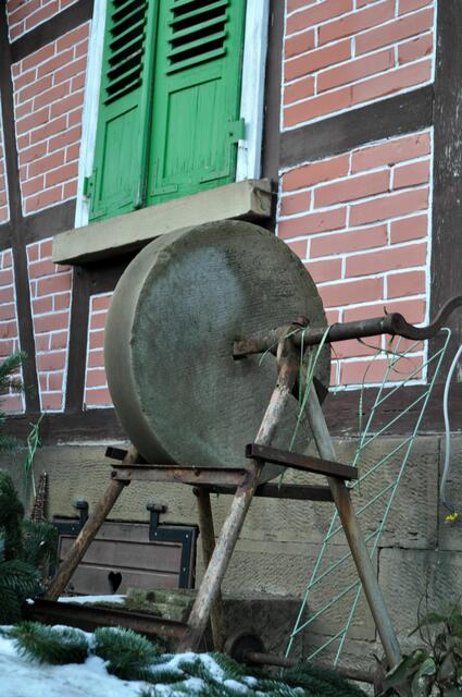 Auch alte Geräte kann man bestaunen. Aber ich glaube dieser Mühlstein steht immer dort. | Foto: Daniela Somers