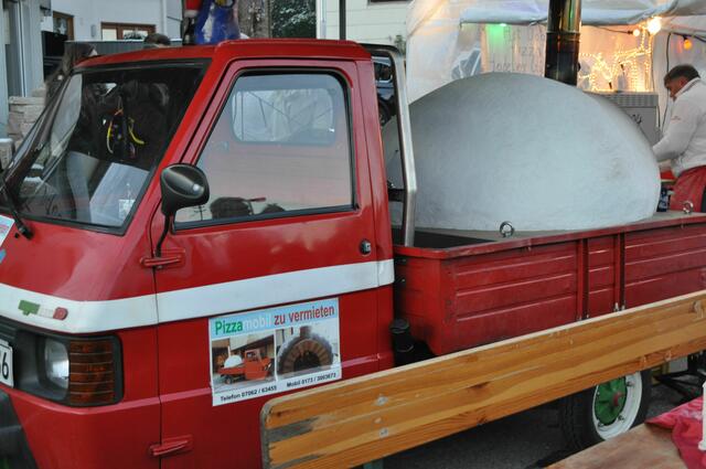 Mit diesem fahrbaren Pizzaofen schmeckt die Pizza bestimmt gut. | Foto: Daniela Somers