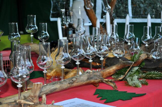 Verkaufsstände mit selbstgebastelten Kunstwerken | Foto: Daniela Somers