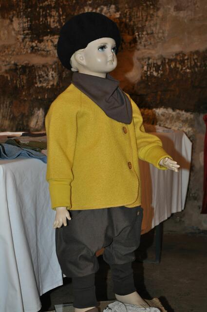 Auch selbstgenähte Kinderkleidung gibts hier zu kaufen. | Foto: Daniela Somers