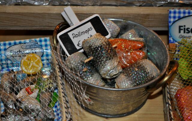 Rollmops? Sieht echt aus, ist aber aus Salzteig. | Foto: Daniela Somers