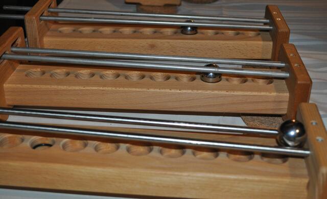 Die Kugeln laufen mit Geschicklichkeit nach oben | Foto: Daniela Somers