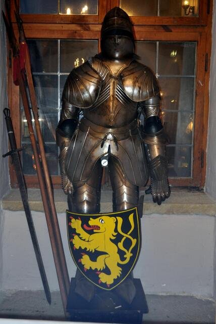 Die Ritterrüstung darf im Rittersaal natürlich nicht fehlen. | Foto: Daniela Somers