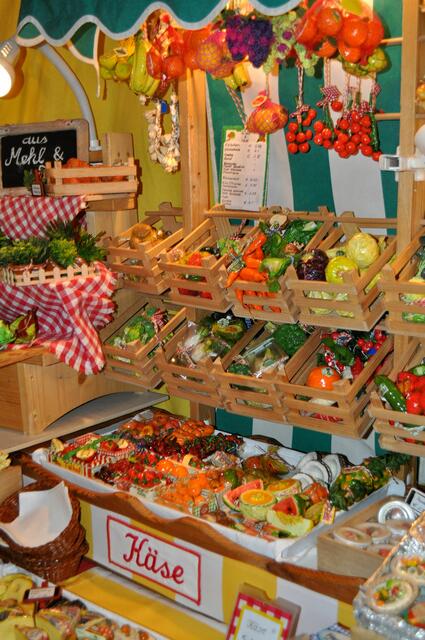 Unglaublich aber der Marktstand ist komplett mit Salzteigartikeln bestückt. | Foto: Daniela Somers