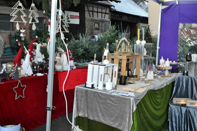 Selbstgemachtes, aber auch Christbäume und Tannenreisig. | Foto: Daniela Somers