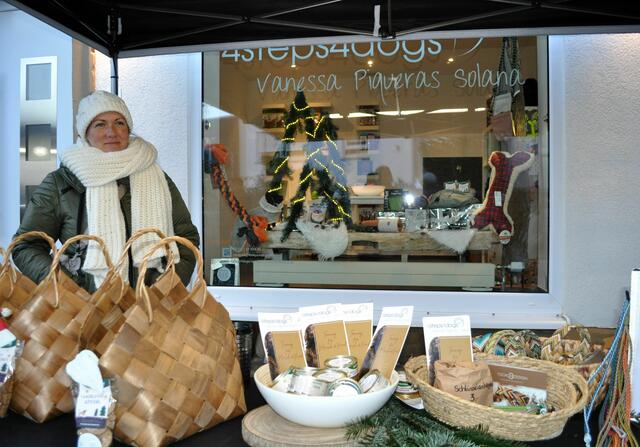 Auch ein neuer Laden präsentiert sich im Ort. 4STEPS4DOGS. Alles rund um den Hund. Aber hier kann man auch Hundetraining bekommen. Verhaltenstherapien, Welpenkurse, Seminare und Vorträge. Ich habe ja Katzen, aber trotzdem gefällt mir dieser neue Laden in der Gemeinde. Viel Erfolg! | Foto: Daniela Somers