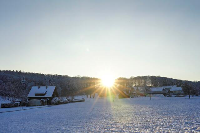 Die Sonne steht schon tief über Walkelensweiler | Foto: Ulrich Seidel