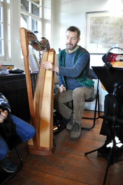 Gespielt wurde mit Harfe, Gitarre und Nyckelharpa. Später wurde die Harfe mit einer Maultrommel getauscht. | Foto: Daniela Somers