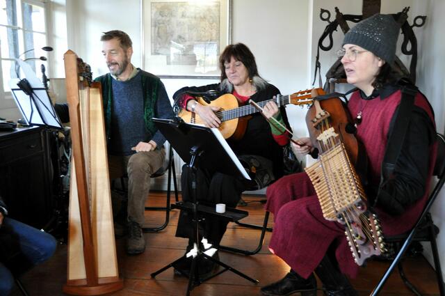 Im Kernerhaus spielte Hans-Jörg Eberle und Friends weihnachtlichen Folk | Foto: Daniela Somers