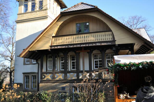 Das Kernerhaus. 
Im Garten gab es einige weihnachtliche Verkaufsstände. | Foto: Daniela Somers