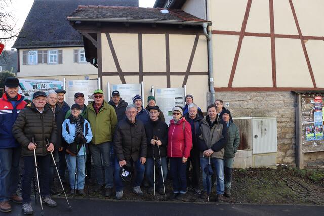 Kegler vor den Infotafeln über die Berlichinger Juden am Marktplatz | Foto: Marga Specht