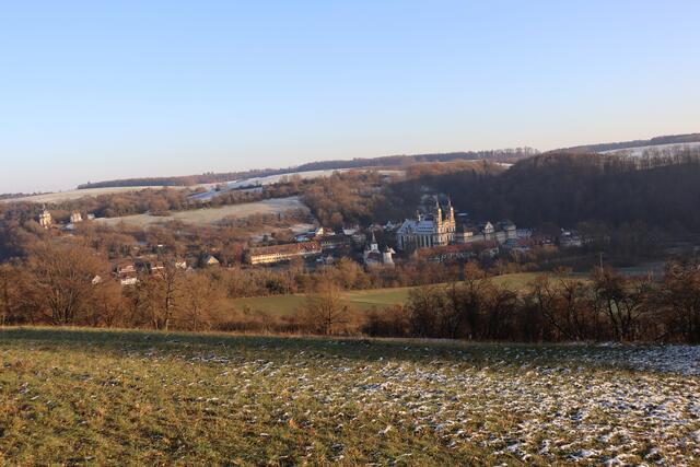 Blick auf Kloster Schöntal mit dem Kreuzberg | Foto: Marga Specht