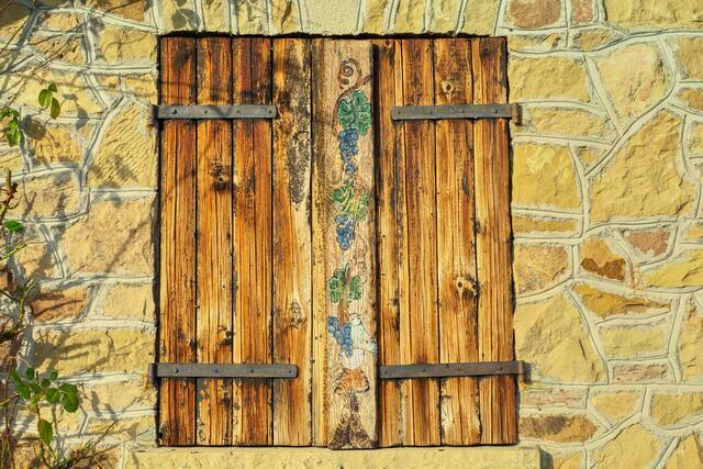 Alter Holzfensterladen an gemauertem Weinberghaus | Foto: Peter Rössler
