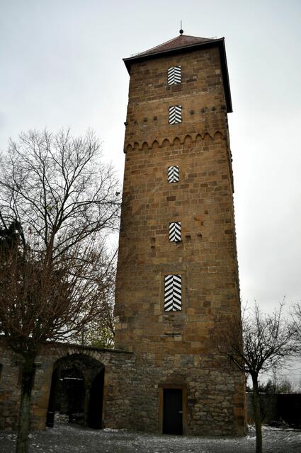Der Bergfried. Das Erdgeschoss ist das älteste erhaltene Mauerwerk von  Neckarsulm. Links Reste des Torhauses. | Foto: Daniela Somers