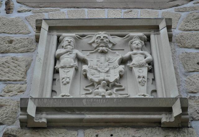 Wappenrelief des Hoch- und Deutschmeisters Georg Hund von Wenkheim  überm Eingang zur großen Kelter | Foto: Daniela Somers