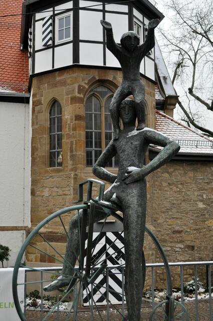 Skulptur beim Zweiradmuseum. Dahinter die Schlosskapelle | Foto: Daniela Somers