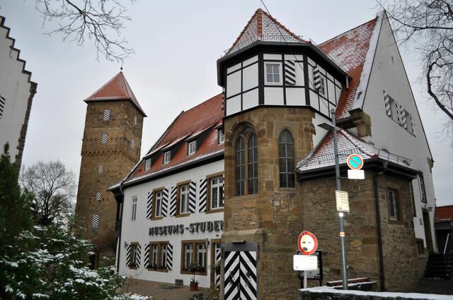 Links neben der ehemaligen Schlosskapelle, der Anbau. Dort ist heute eine Gaststätte zuhause. Ganz links, der Bergfried. | Foto: Daniela Somers