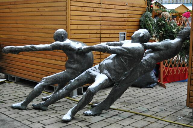 Teile der Skulptur Tauzieher von Karl-Henning Seemann | Foto: Daniela Somers