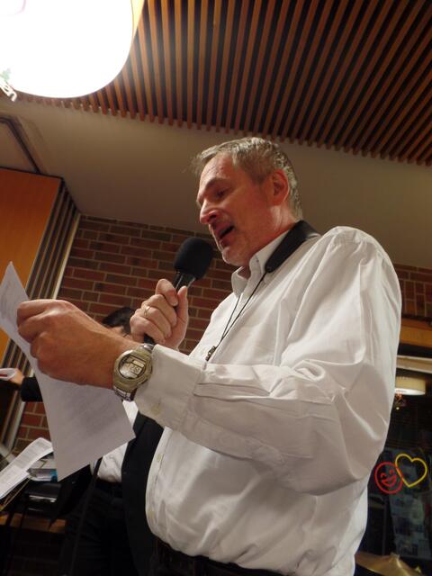 Auch ohne Nikolausmütze gelang Johannes Mühleck eine humorvolle Konzertmoderation.
 | Foto: privat