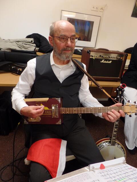 Ernst Knorpp musiziert auf der kuriosen Cigar-Box-Gitarre . 

 | Foto: privat